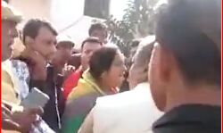 बूथ पर बीजेपी की महिला प्रत्याशी की झड़प - धक्का मुक्की से मची भगदड बूथ पर बीजेपी की महिला प्रत्याशी की झड़प - धक्का मुक्की से मची भगदड