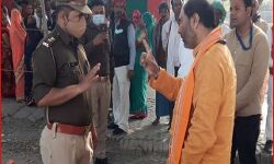बूथ के बाहर टहलने से रोका तो बिफर गये मंत्री - दारोगा से हुई बहस
