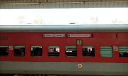 यूपी में सांड आये रेलवे ट्रेक पर - एक्सीडेंट होने से बाल बाल बची ट्रैन यूपी में सांड आये रेलवे ट्रेक पर - एक्सीडेंट होने से बाल बाल बची ट्रैन