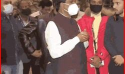 शव लाने को लेकर बीजेपी एमएलए का बयान-ताबूत घेरता है ज्यादा जगह शव लाने को लेकर बीजेपी एमएलए का बयान-ताबूत घेरता है ज्यादा जगह