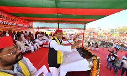 गर्मी ठंडी होने के बाद भाजपा के नेताओं के घर से झंडे उतरना शुरू: अखिलेश