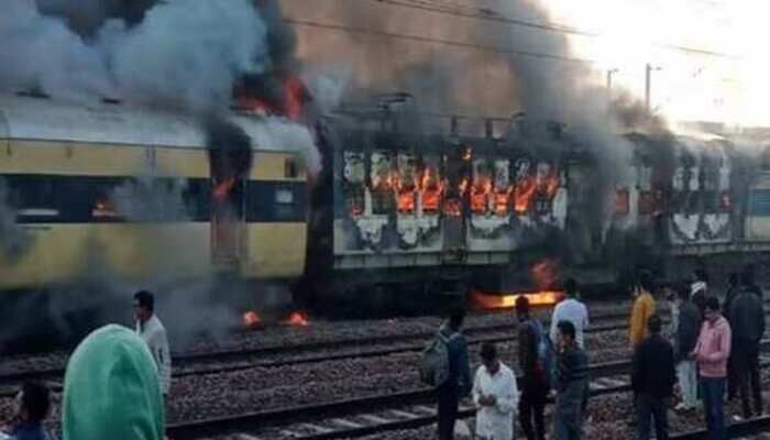 दिल्ली जा रही पैसेंजर ट्रेन में लगी आग - 2 डिब्बे जले