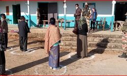 बीजेपी से निष्कासित नेता के घर पर फेंका बम-विस्फोट से इलाके में दहशत बीजेपी से निष्कासित नेता के घर पर फेंका बम-विस्फोट से इलाके में दहशत