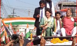 रोड शो में उमड़ा जनसैलाब छतों से बरसाए जा रहे फूल-प्रियंका मांग रही वोट रोड शो में उमड़ा जनसैलाब छतों से बरसाए जा रहे फूल-प्रियंका मांग रही वोट