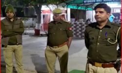 शराब की दुकान पर विवाद को सुलझाने गई पुलिस को दौड़ा दौड़ा कर पीटा शराब की दुकान पर विवाद को सुलझाने गई पुलिस को दौड़ा दौड़ा कर पीटा