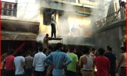 किराना की दुकान में लगी आग-थोडी देर में सब कुछ हो गया जलकर खाक किराना की दुकान में लगी आग-थोडी देर में सब कुछ हो गया जलकर खाक