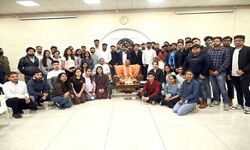 यूक्रेन से स्वदेश वापसी करने वाले छात्र छात्राओं से मिले योगी यूक्रेन से स्वदेश वापसी करने वाले छात्र छात्राओं से मिले योगी