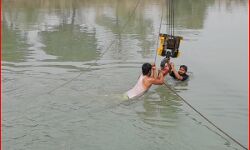 गंगनहर में कार के समाने से शिक्षिका डूबी - रेस्क्यू जारी गंगनहर में कार के समाने से शिक्षिका डूबी - रेस्क्यू जारी