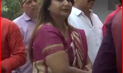 ईवीएम में साइकिल के निशान पर लगाई फेवीक्विक-नही दबा बटन तो मचा हड़कंप ईवीएम में साइकिल के निशान पर लगाई फेवीक्विक-नही दबा बटन तो मचा हड़कंप