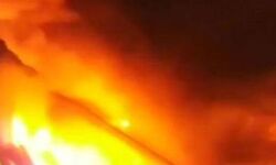 तड़के एक प्लाईवुड की कंपनी में लगी आग - लपटों से घबराये लोग तड़के एक प्लाईवुड की कंपनी में लगी आग - लपटों से घबराये लोग