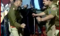 शांतिपूर्ण चुनाव होने पर झूमे पुलिस अफसर-लगाए ठुमके,काट दिया खडदू शांतिपूर्ण चुनाव होने पर झूमे पुलिस अफसर-लगाए ठुमके,काट दिया खडदू