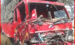 टायर फटने के बाद बेकाबू हुई कार डीसीएम से टकराई - पांच मरे टायर फटने के बाद बेकाबू हुई कार डीसीएम से टकराई - पांच मरे