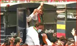 BJP के पूर्व मुख्यमंत्री हिरासत में लिए - कर रहे थे इस्तीफे की मांग BJP के पूर्व मुख्यमंत्री हिरासत में लिए - कर रहे थे इस्तीफे की मांग