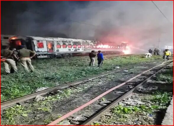 खड़ी ट्रेन की बोगी में लगी आग-जलकर हो गई खाक-घंटों में पाया काबू