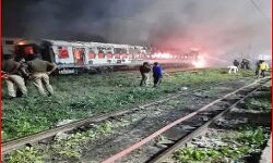 खड़ी ट्रेन की बोगी में लगी आग-जलकर हो गई खाक-घंटों में पाया काबू खड़ी ट्रेन की बोगी में लगी आग-जलकर हो गई खाक-घंटों में पाया काबू