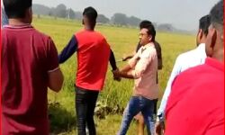 प्रेमिका के आने का इंतजार कर रहे प्रेमी की बेरहमी से पिटाई-वीडियों वायरल