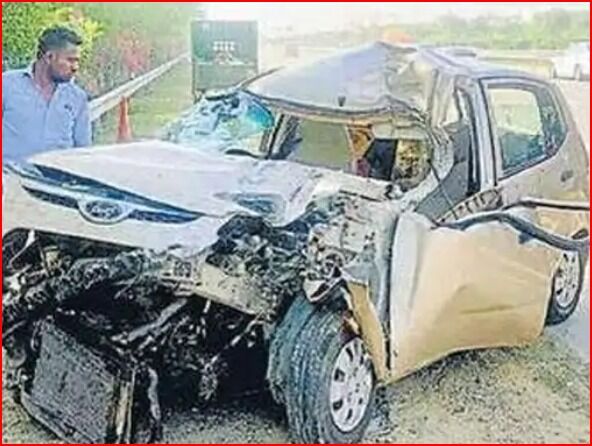 यमुना एक्सप्रेस वे पर ट्रैक्टर की टक्कर उड़े कार के परखच्चे-मां बेटी की मौत
