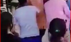 चप्पलों से पिटाई कर टीचर का थाने तक निकाला जुलूस-पुलिस को सौंपा चप्पलों से पिटाई कर टीचर का थाने तक निकाला जुलूस-पुलिस को सौंपा