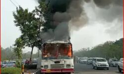 सडक पर आग का गोला बनी बर्निंग बस से यात्रियों ने कूदकर बचाई जान सडक पर आग का गोला बनी बर्निंग बस से यात्रियों ने कूदकर बचाई जान