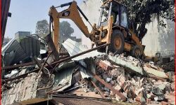 माफिया बददो से खरीदी जमीन पर बनी दुकानों पर गरजा योगी का बुलडोजर माफिया बददो से खरीदी जमीन पर बनी दुकानों पर गरजा योगी का बुलडोजर