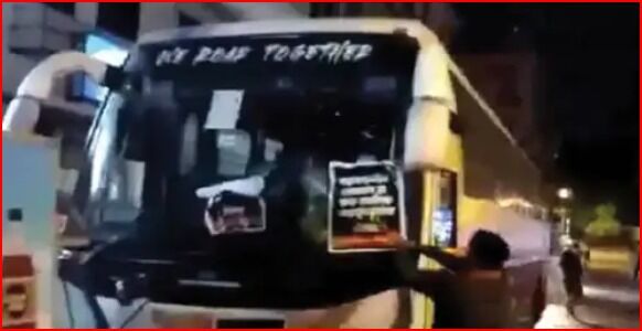 होटल के बाहर आईपीएल की बसों पर उतारा गुस्सा- हंगामा कर की तोड़फोड़