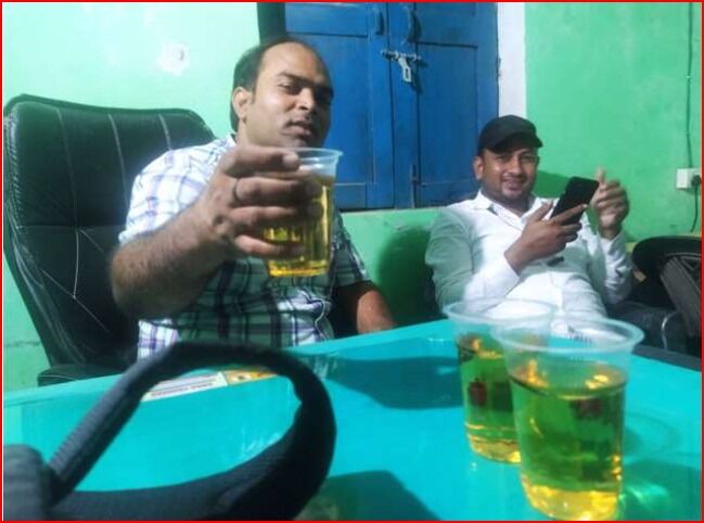 ग्राम प्रधानों के साथ दफ्तर में छलक रहे थे जाम-वीडियो वायरल-सेक्रेटरी सस्पेंड
