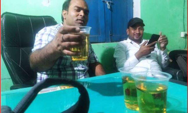 ग्राम प्रधानों के साथ दफ्तर में छलक रहे थे जाम-वीडियो वायरल-सेक्रेटरी सस्पेंड