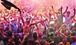 उत्तर प्रदेश में होली में जम कर उड़ा अबीर गुलाल उत्तर प्रदेश में होली में जम कर उड़ा अबीर गुलाल