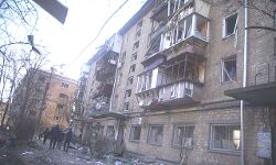 कीव के आवासीय इमारत में दागा रॉकेट- एक की मौत, कई घायल कीव के आवासीय इमारत में दागा रॉकेट- एक की मौत, कई घायल