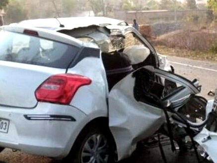 पेड़ से टकराई बेकाबू कार-एक ही परिवार के 3 लोगों की मौत से कोहराम पेड़ से टकराई बेकाबू कार-एक ही परिवार के 3 लोगों की मौत से कोहराम