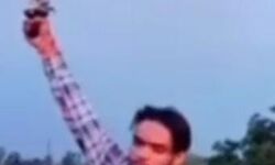 छत पर चढ़े युवक ने रुतबा बढ़ाने को की फायरिंग-पुलिस ने किया अरेस्ट छत पर चढ़े युवक ने रुतबा बढ़ाने को की फायरिंग-पुलिस ने किया अरेस्ट