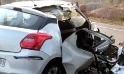 पेड़ से टकराई बेकाबू कार-एक ही परिवार के 3 लोगों की मौत से कोहराम पेड़ से टकराई बेकाबू कार-एक ही परिवार के 3 लोगों की मौत से कोहराम