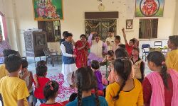 मिठाई बांटकर कपिल देव ने बच्चों के साथ खेली फूलों की होली मिठाई बांटकर कपिल देव ने बच्चों के साथ खेली फूलों की होली