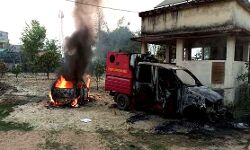 हिरासत में युवक की मौत से उग्र हुए ग्रामीणों ने थाना में लगाई आग हिरासत में युवक की मौत से उग्र हुए ग्रामीणों ने थाना में लगाई आग