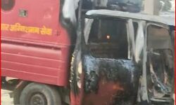 भीड़ का पुलिस पर हमला-हवलदार की हत्या- दो राइफल लूटी भीड़ का पुलिस पर हमला-हवलदार की हत्या- दो राइफल लूटी