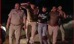 कपड़ा शोरूम लूटने वाले लुटेरे को पुलिस ने चखाया पीतल-मुठभेड़ में अरेस्ट कपड़ा शोरूम लूटने वाले लुटेरे को पुलिस ने चखाया पीतल-मुठभेड़ में अरेस्ट