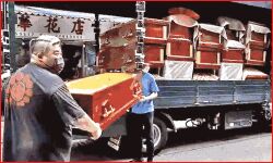 जानलेवा बनी कोरोना की लहर-अंतिम संस्कार के लिए कम पड़ रहे है ताबूत जानलेवा बनी कोरोना की लहर-अंतिम संस्कार के लिए कम पड़ रहे है ताबूत