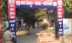 चावल खरीदने गई छात्रा को 3 लड़कों ने मकान में खींचा-किया ऐसा काम चावल खरीदने गई छात्रा को 3 लड़कों ने मकान में खींचा-किया ऐसा काम