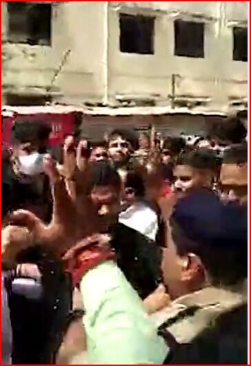 नामांकन के दौरान हुआ बवाल-सपा कैंडिडेट को दौड़ा-दौड़ाकर पीटा नामांकन के दौरान हुआ बवाल-सपा कैंडिडेट को दौड़ा-दौड़ाकर पीटा