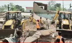 गैंगरेप के बाद हत्या के आरोपी के मकान पर फिरा बुलडोजर-हुआ जमीदोंज गैंगरेप के बाद हत्या के आरोपी के मकान पर फिरा बुलडोजर-हुआ जमीदोंज