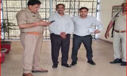 पकडो पकडो और सरेआम थानेदार का मोबाइल लेकर हो गया फरार पकडो पकडो और सरेआम थानेदार का मोबाइल लेकर हो गया फरार