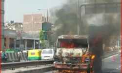 हाईवे पर चलते ट्रक में लगी आग-चालक परिचालक फंसे-लपटों में ऐसे बची जान हाईवे पर चलते ट्रक में लगी आग-चालक परिचालक फंसे-लपटों में ऐसे बची जान