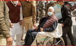 एयरपोर्ट पर पूर्व CM की हालत बिगड़ी -ले जाए गए एम्स एयरपोर्ट पर पूर्व CM की हालत बिगड़ी -ले जाए गए एम्स