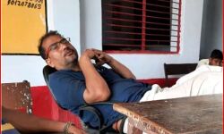 चालू कक्षा में खर्राटेदार नींद लेते मिले पुरूस्कार प्राप्त शिक्षक