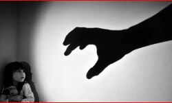 छत पर खेल रहे बच्चे के साथ 42 साल की महिला ने किया ऐसा घिनौना काम छत पर खेल रहे बच्चे के साथ 42 साल की महिला ने किया ऐसा घिनौना काम