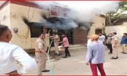 पंजाब नेशनल बैंक की शाखा में लगी आग-मचा हड़कंप, दमकल ने पाया काबू पंजाब नेशनल बैंक की शाखा में लगी आग-मचा हड़कंप, दमकल ने पाया काबू