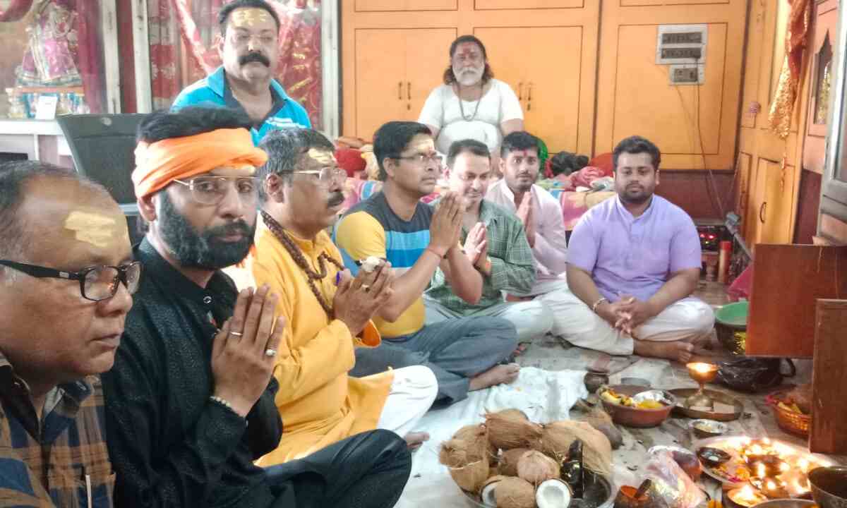 भैरव बाबा का शराब से अभिषेक कर की CM योगी के उज्जवल भविष्य की कामना