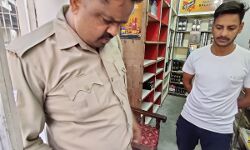 आबकारी इंस्पेक्टर ने चलाया चेकिंग अभियान- की शराब के ठेकों की जांच आबकारी इंस्पेक्टर ने चलाया चेकिंग अभियान- की शराब के ठेकों की जांच