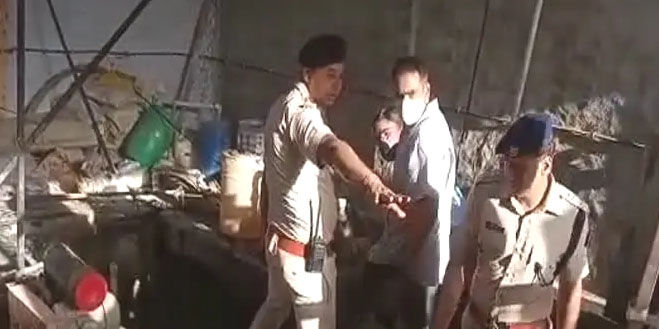 एक एक करके टैंक में उतरें श्रमिक- सफाई के दौरान दम घुटने से हुई मौत एक एक करके टैंक में उतरें श्रमिक- सफाई के दौरान दम घुटने से हुई मौत