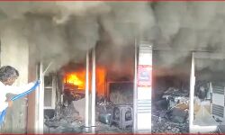 इलेक्ट्रॉनिक सामान की दुकान में लगी-अग्निकांड से परिवार का हो गया तबाह इलेक्ट्रॉनिक सामान की दुकान में लगी-अग्निकांड से परिवार का हो गया तबाह